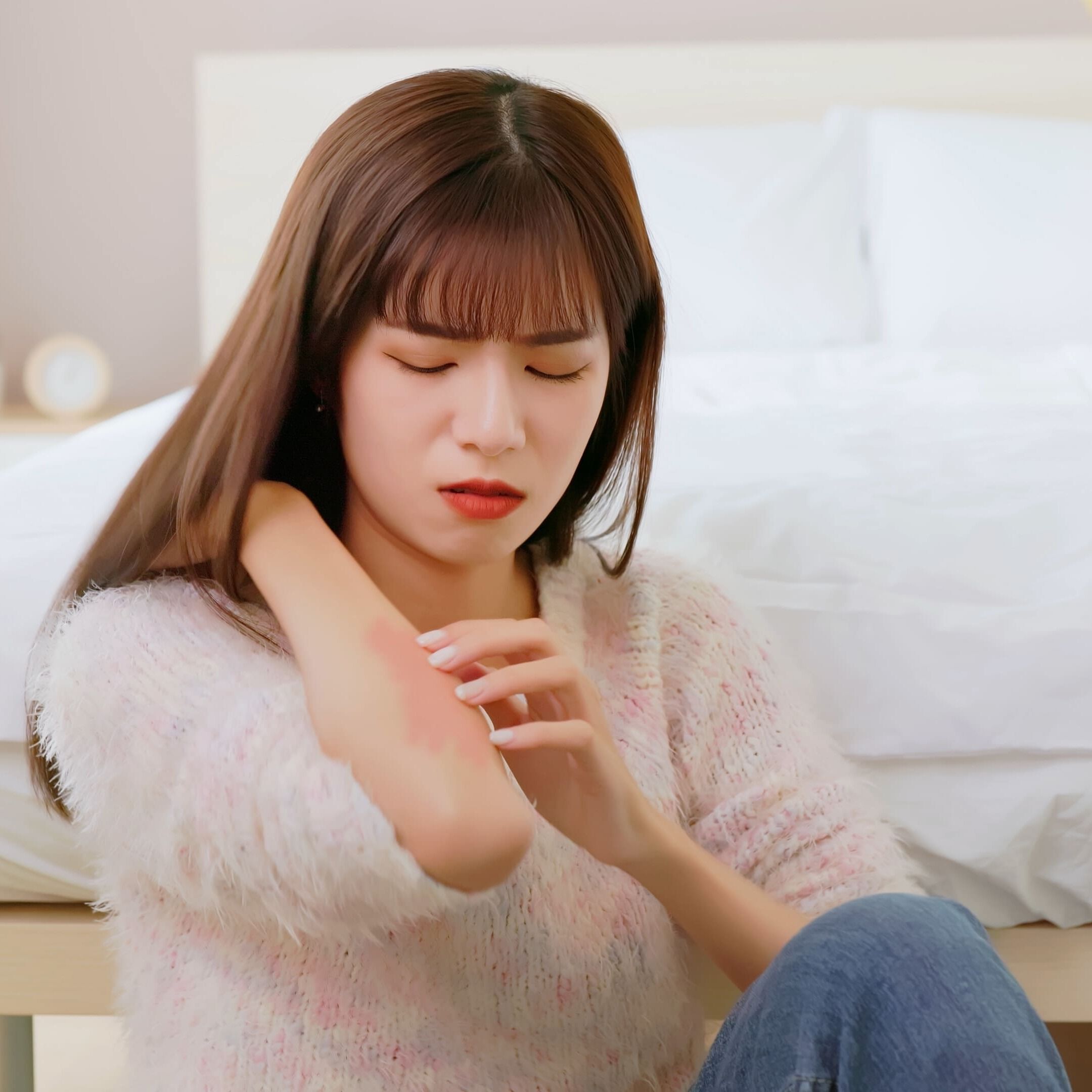 สาเหตุของอาการข้อศอกแห้งลอกและวิธีการดูแลผิวที่ถูกต้อง